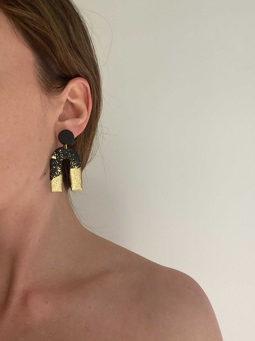 Pendientes arcos salpicón dorado