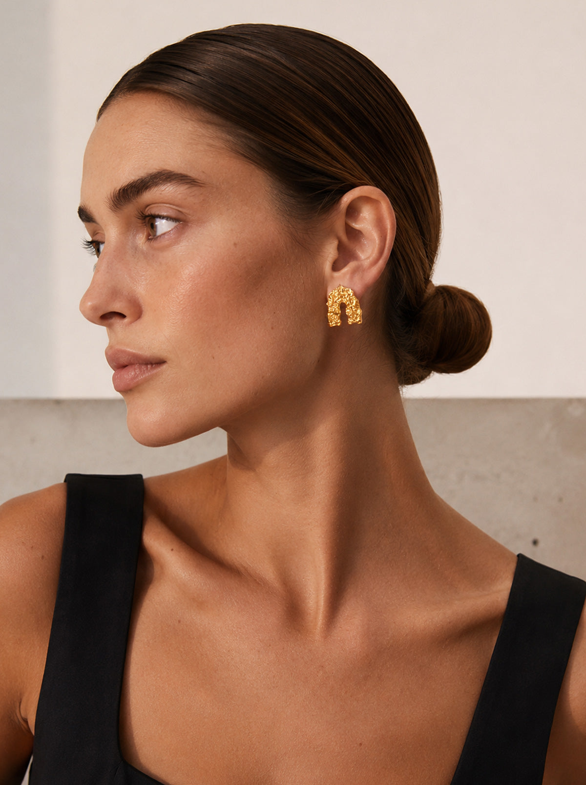 Pendientes arco dorado rugoso
