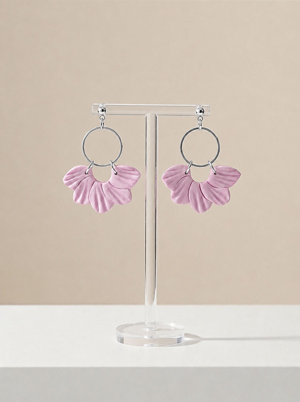 Pendientes de aro dorado con flor