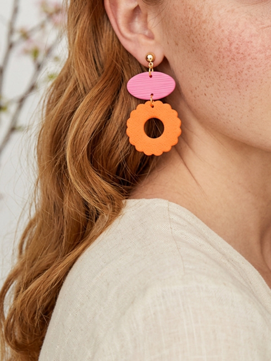 Pendientes flor naranja detalle rosa texturizados