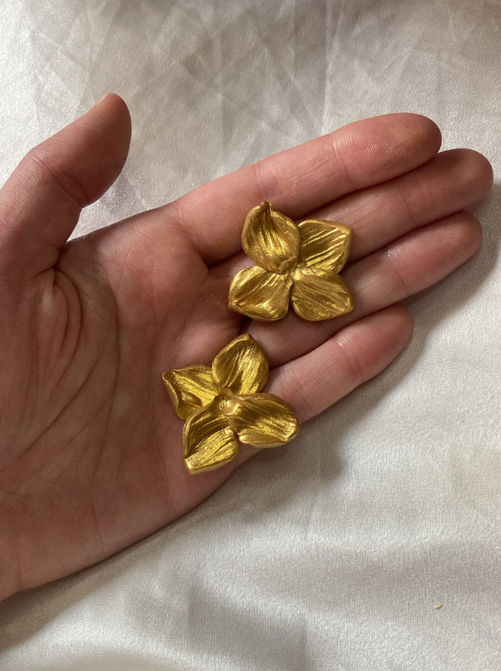 Pendientes flor dorada