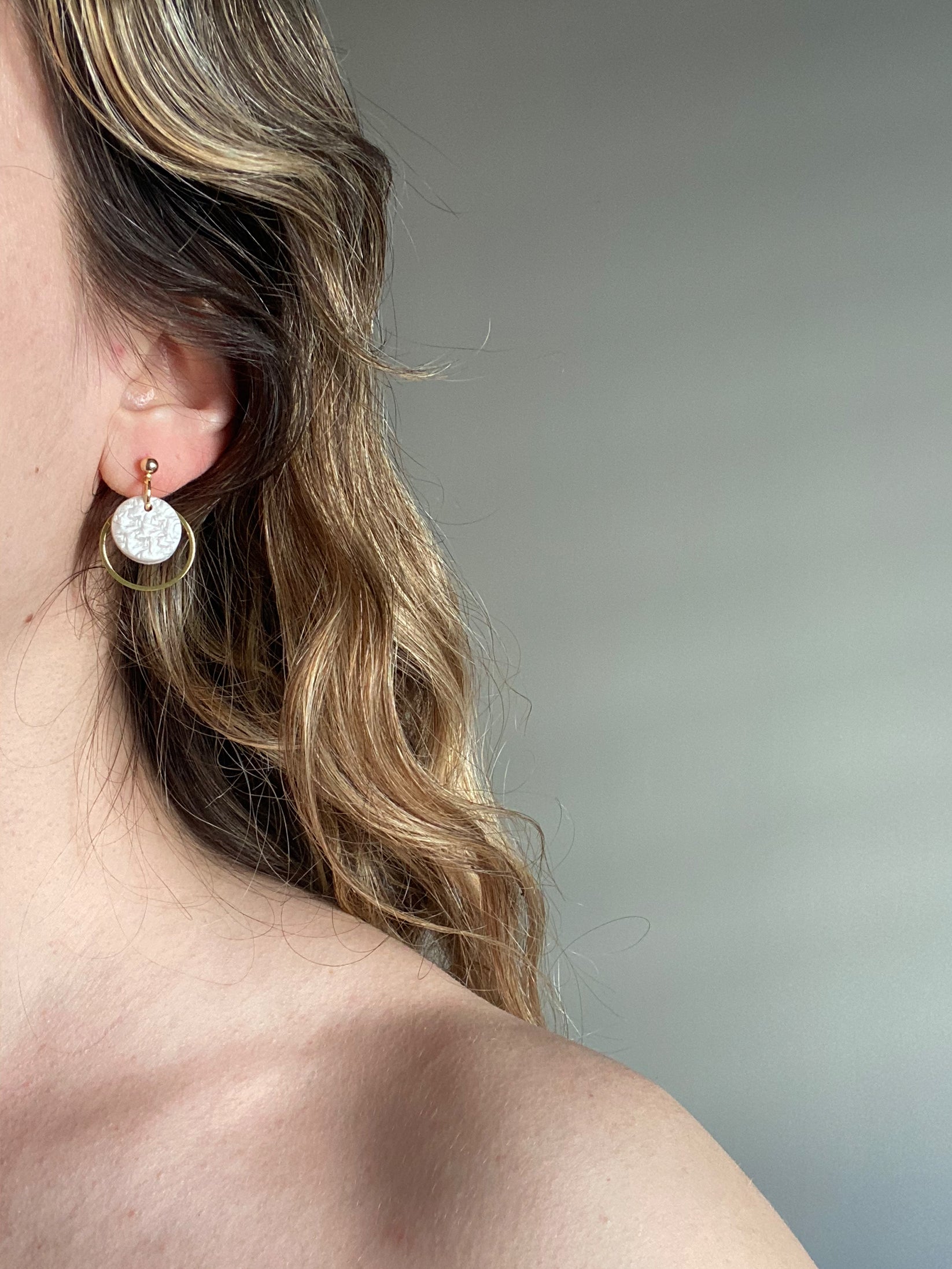 Pendientes pequeños dorado y perla