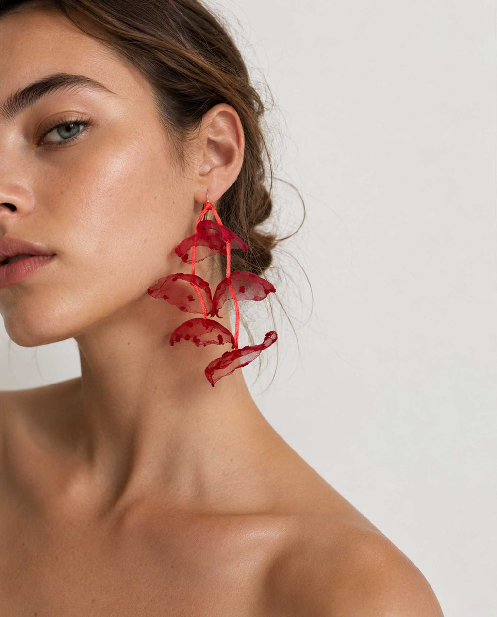 Pendientes colgantes pétalos rojos texturizados