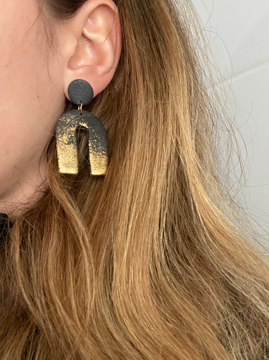 Pendientes arcos salpicón dorado