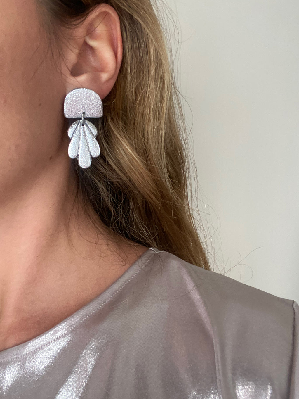 Pendientes brillantes plateados