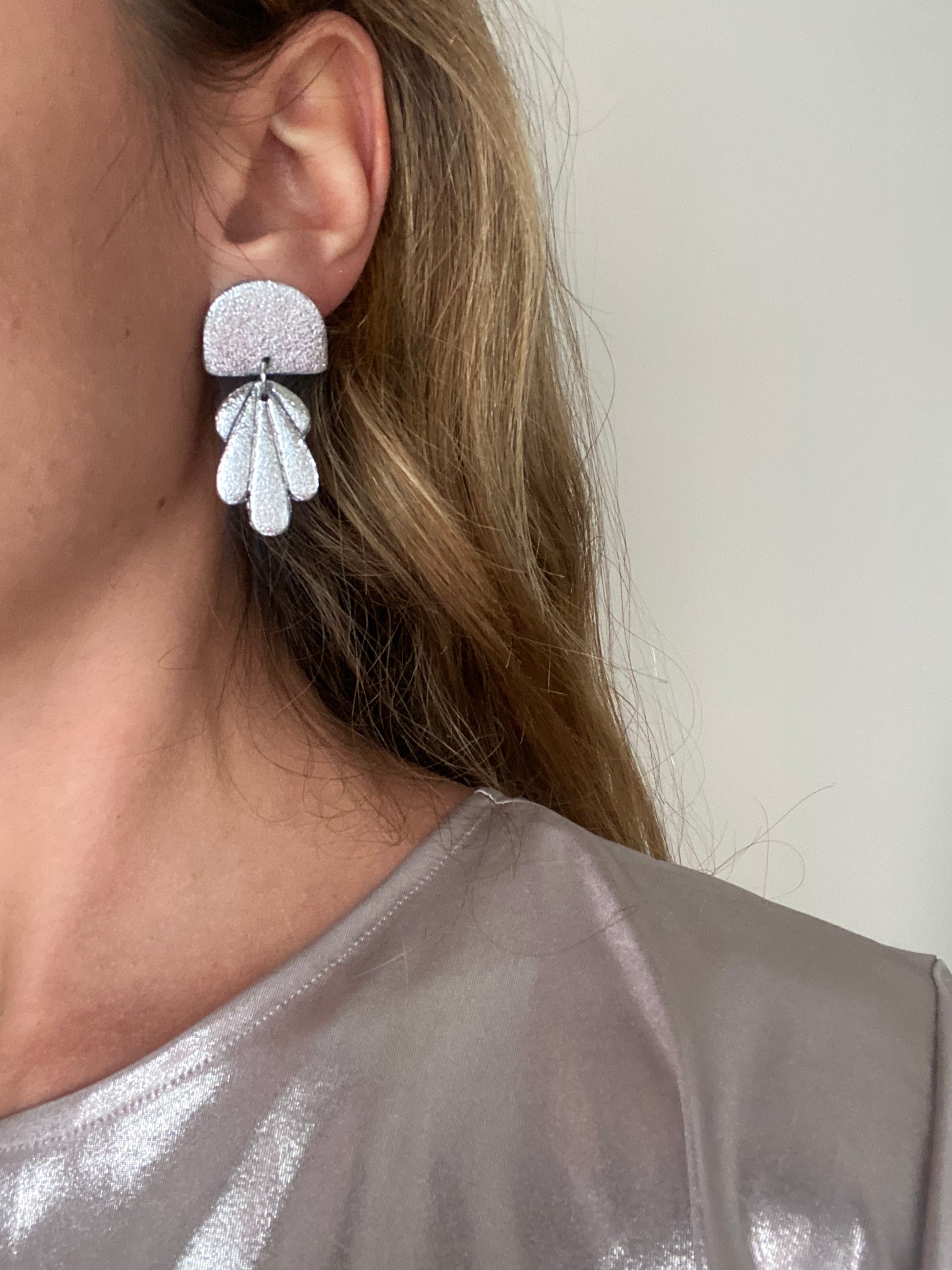 Pendientes brillantes plateados